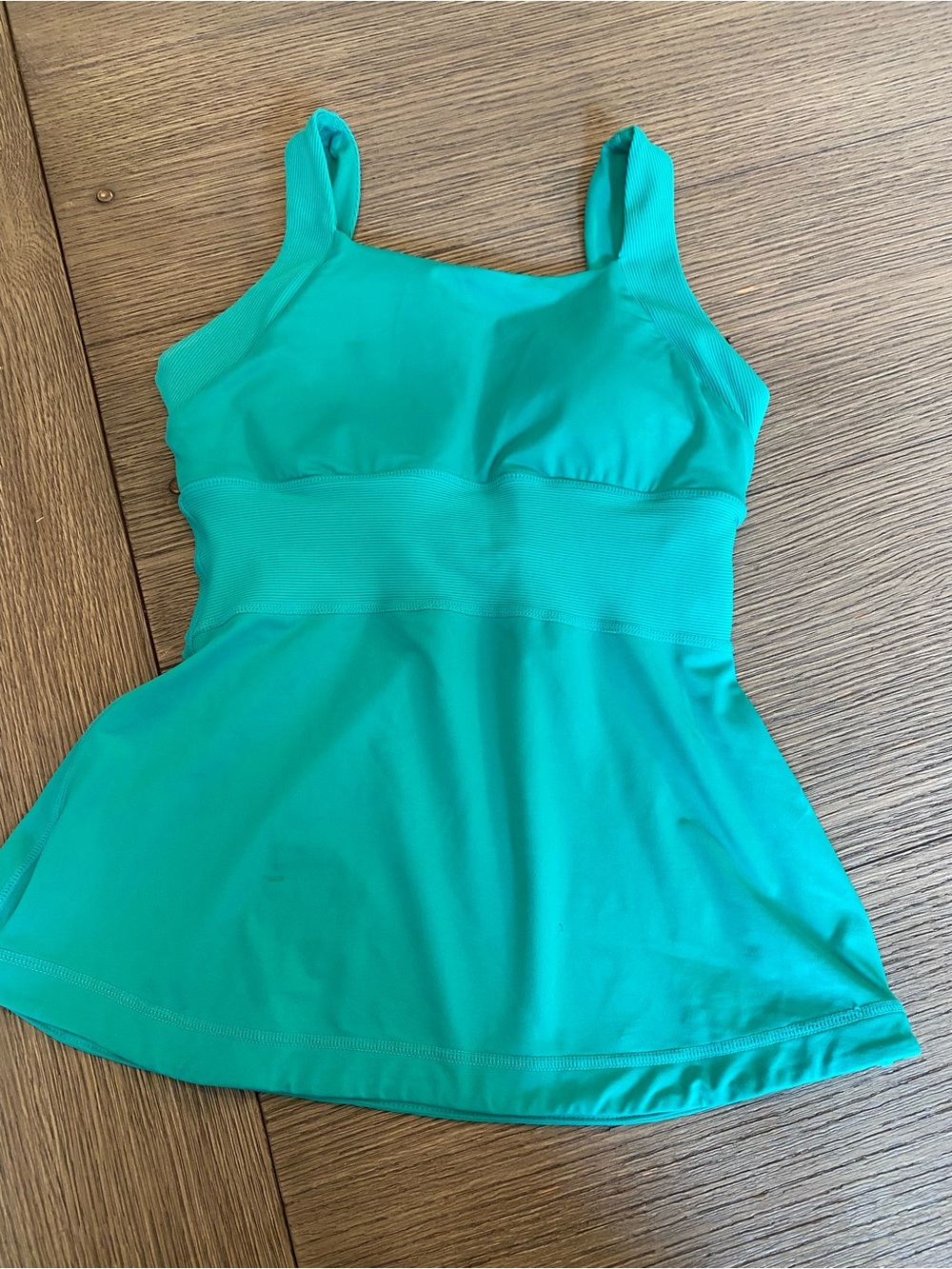 Adorable Lululemon Teal Athletic Tank - no pulling built in bra